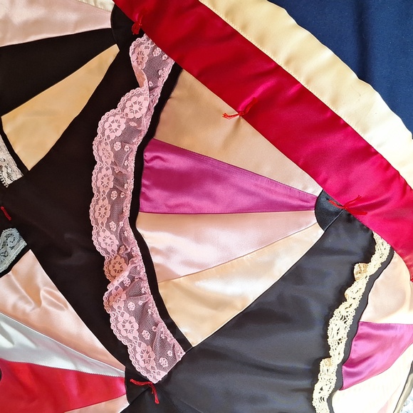 Handmade Quilt With Fans - Picture 3 of 5